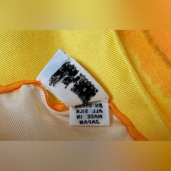 Vintage 1970s VERA NEUMANN Hand Rolled All Silk 44” x 15” Scarf Wrap Kerchief - Picture 8 of 16